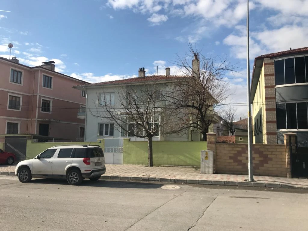 Erzincan Merkez’de Konumlu Üzerinde Mesken Kullanımlı Bina Bulunan Arsa